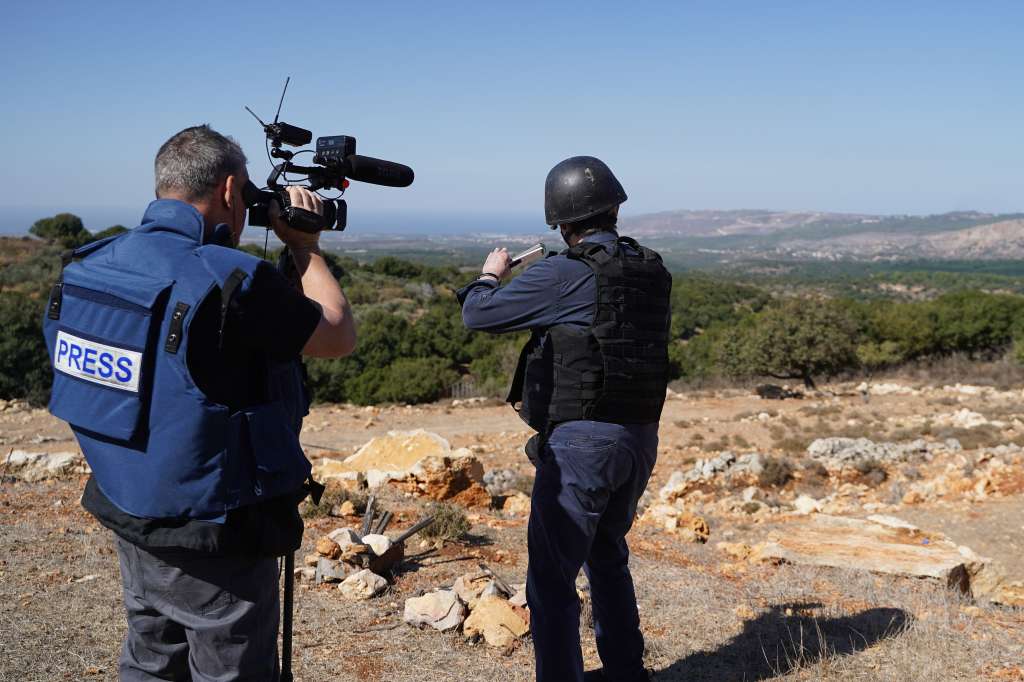SHLOMI, 23/10/2024.- Periodistas extranjeros observan desde el norte de Israel la frontera sur de Líbano. Shlomi es una de las ciudades de la Galilea israelí que se han convertido en zonas militares cerradas en las que las tropas se preparan para sus operaciones en territorio libanés desde que el Estado hebreo invadiera el sur del país vecino el pasado 1 de octubre. Unos 60.000 israelíes se vieron desplazados del norte de Israel cuando comenzó el intercambio de fuego entre el Ejército e Hizbulá el 8 de octubre del año pasado, en un gesto de solidaridad del grupo chií con los palestinos tras el inicio de la guerra en Gaza. Por otro lado, más de 1,2 millones de libaneses han tenido que desplazarse por los bombardeos israelíes y los muertos por estos ataques en más de un año superan los 2.500, la mayoría desde que Israel intensificó su ofensiva en septiembre. - EFE/ Alejandro Ernesto
