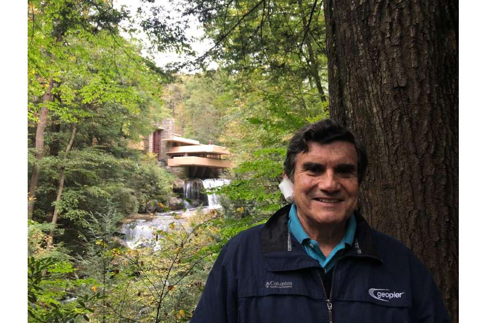 Álvaro Millán tiene una empresa dedicada a hacer trabajos de consultoría para temas de arquitectura e ingeniería