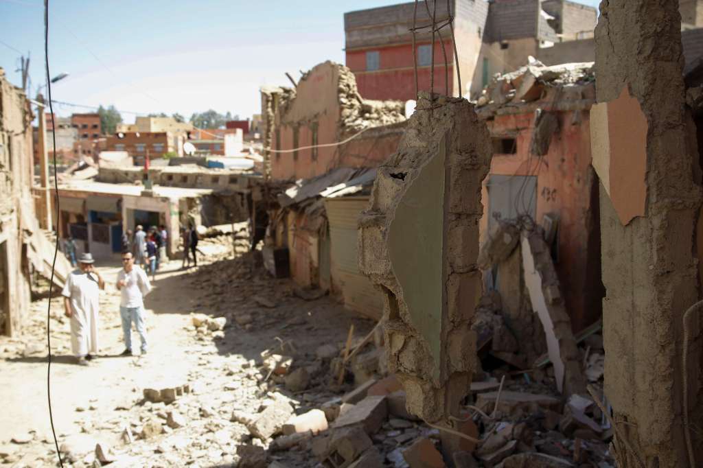 AMIZMIZ (MARRUECOS), 09/09/2023.- Las calles de Amizmiz, situada a unos 30 kilómetros del epicentro del terremoto, en las faldas del Atlas, llena de cascotes y escombros de edificios derruidos tras el terremoto que sacudió el suroeste del país la pasada madrugada. EFE/ María Traspaderne