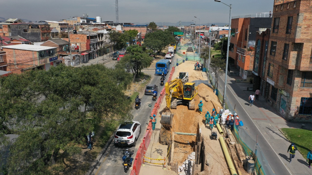 Obras del traslado de redes del Acueducto en el segundo tramo de intervención ubicado por la avenida Villavicencio entre la avenida Ciudad de Cali y la avenida Primero de Mayo.