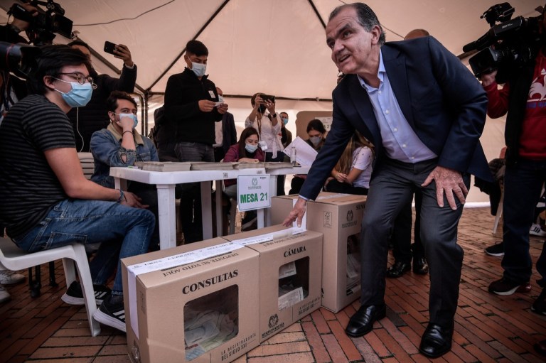 Aunque Óscar Iván Zuluaga no depende de las votaciones de las consultas presidenciales, pues ya es el candidato único del Centro Democrático, este salió temprano a ejercer su derecho al voto.