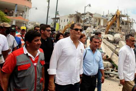 Correa declarará estado de excepción en Manabí y Esmeraldas por fuertes sismos