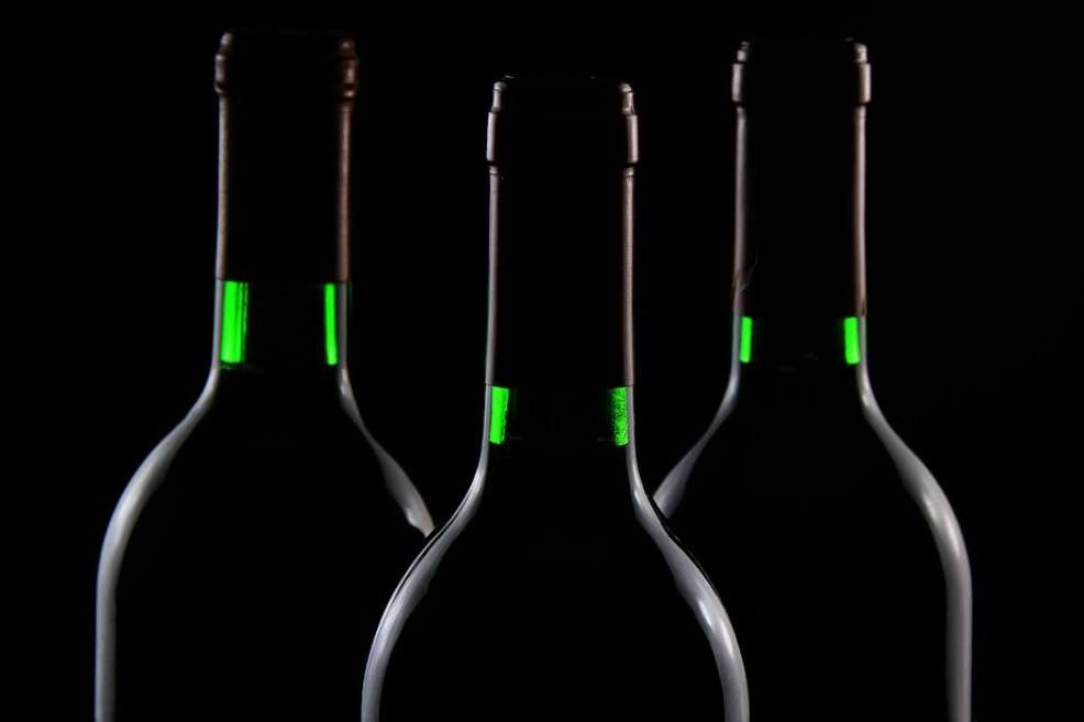 Arranque o destruya las etiquetas tras el consumo. Esto evita que los envases sean reutilizados y llenados con alcohol adulterado. / Pixabay