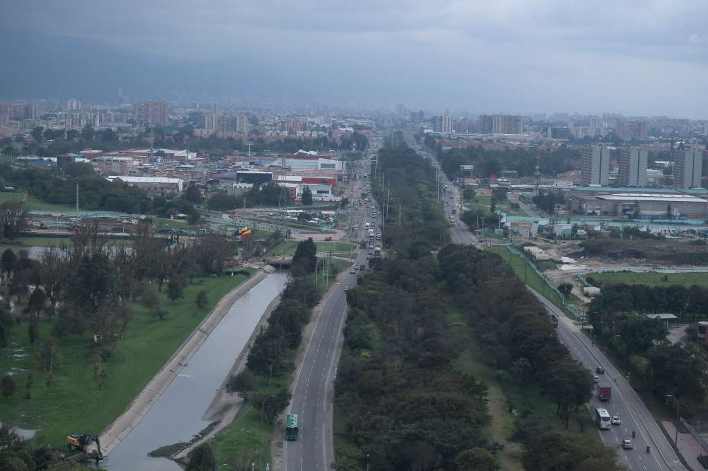 Las fuertes lluvias en la capital, provocaron inundaciones y afectaciones en la entrada y salida de Bogotá y en municipios vecinos.