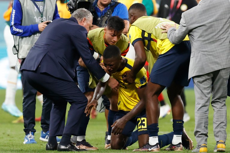 GR2157. DOHA (CATAR), 29/11/2022.- El seleccionador de Ecuador Gustavo Alfaro (i) ayuda a Moisés Caicedo hoy, al final de un partido de la fase de grupos del Mundial de Fútbol Qatar 2022 entre Ecuador y Senegal en el estadio Internacional Jalifa en Doha (Catar). EFE/ Esteban Biba
