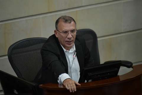 “Grupos armados solo pueden recibir beneficios si dejan de matar”:Roy Barreras