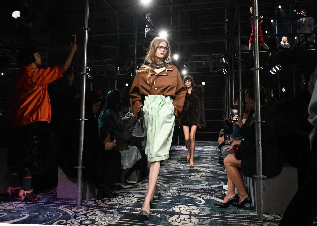 Milan (Italy), 27/02/2025.- A model presents a creation by Prada at the Milan Fashion Week, in Milan, Italy, 27 February 2025. The Fall/Winter 2025/2026 collections are presented until 03 March 2025. (Moda, Italia) EFE/EPA/DANIEL DAL ZENNARO