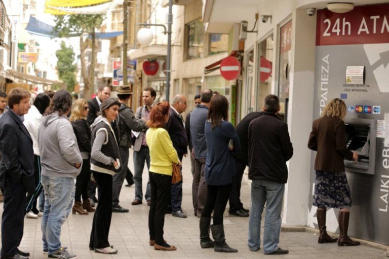 Chipriotas siguen con preocupación su crisis bancaria y política