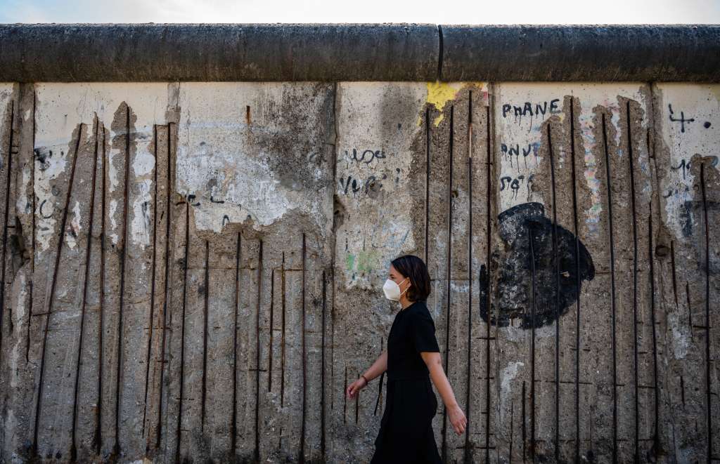 La co-líder del partido alemán Los Verdes (Die Gruenen) y candidata a canciller para las elecciones federales de 2021 Annalena Baerbock camina a lo largo de una sección preservada del Muro de Berlín en el Monumento al Muro de Berlín después de asistir a una ceremonia para conmemorar el 60 aniversario de la construcción de el Muro