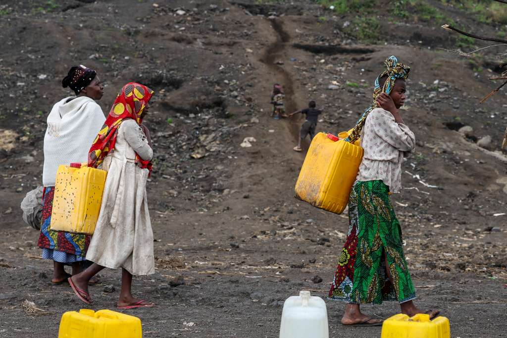 -FOTODELDÍA- GOMA (RD CONGO), 03/02/2025.- Varias mujeres desplazadas portan bidones para llenarlos de agua este lunes en el campo de Lushgala, en Goma, República Democrática del Congo. El campo para desplazados internos de Lushagala alberga a unas 10.000 personas, muchas de las cuales han huido durante varios días por culpa del conflicto civil, en el que el grupo rebelde M23 tomó el control de la ciudad de Goma, capital de la provincia de Kivu norte. El gobierno congoleño y la ONU acusan al gobierno de Ruanda de apoyar las acciones rebeldes. EFE/STRINGER