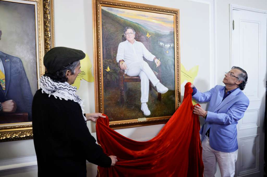 AME5797. BOGOTÁ (COLOMBIA), 03/08/2026.- El presidente de Colombia, Gustavo Petro (d), y el pintor Jaime Rojas develan el retrato presidencial este lunes, en la Casa de Nariño en Bogotá (Colombia). EFE/ Carlos Ortega