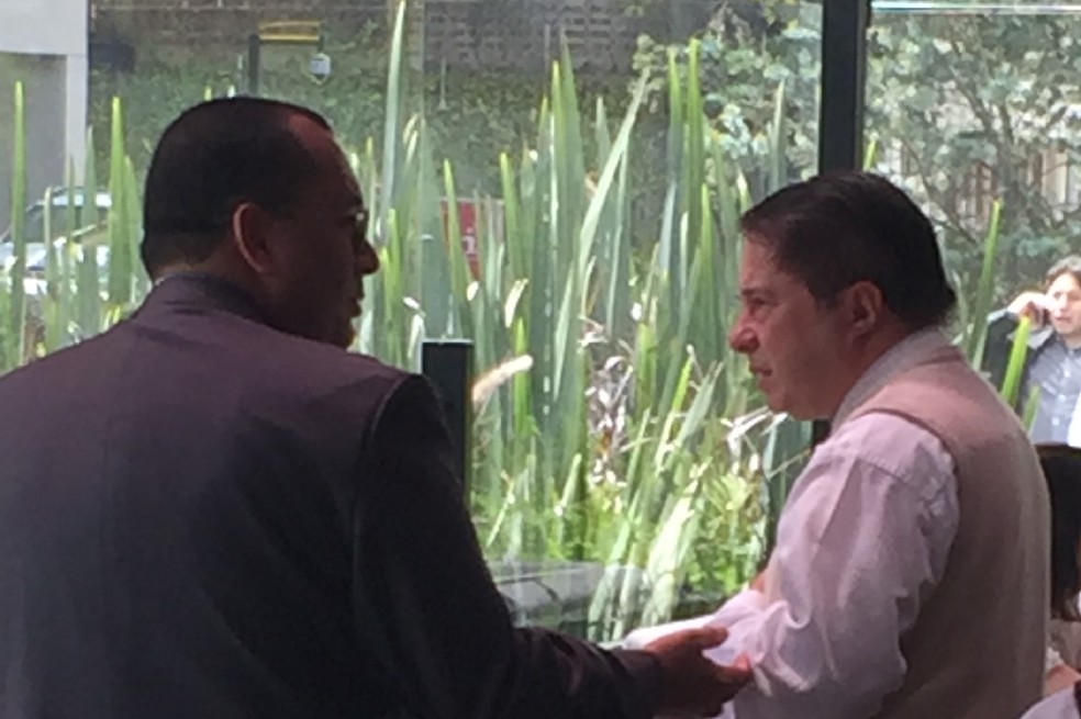 Yezid Arocha (derecha) el pasado jueves 9 de febrero en un restaurante del norte de Bogotá. / Norbey Quevedo