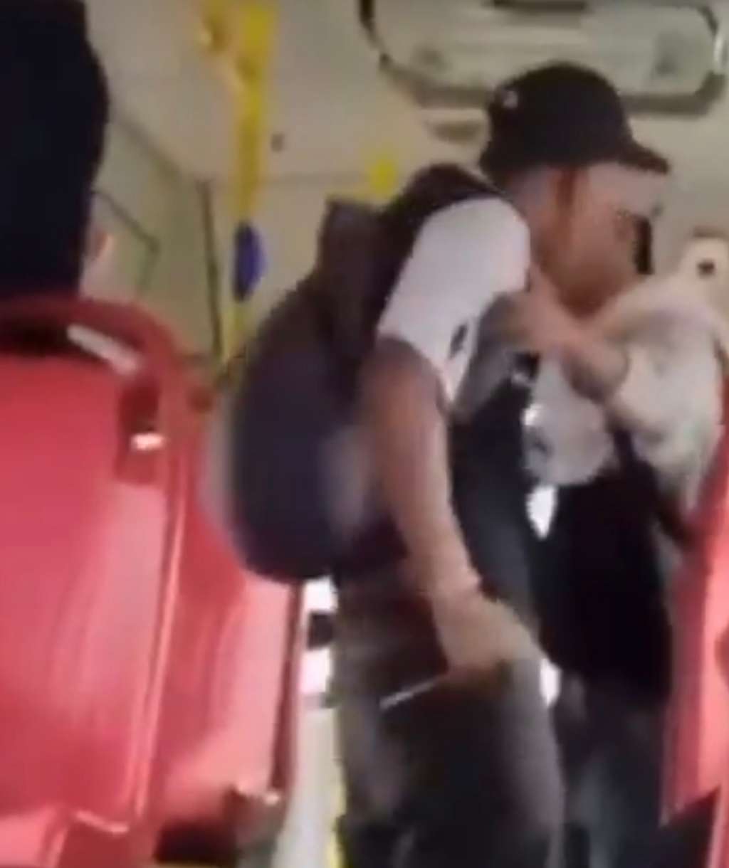 Lejos de detenerse, el agresor insiste: “¿No ves que es mi trabajo?”, mientras mantiene el destornillador en la mano y continúa acercándose.