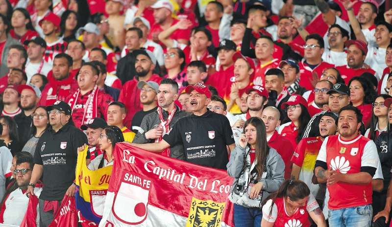 A pesar de un semestre irregular, con muchas críticas a directivos y el cuerpo técnico, los hinchas del león capitalino sueñan con la clasificación. / Jose Vargas