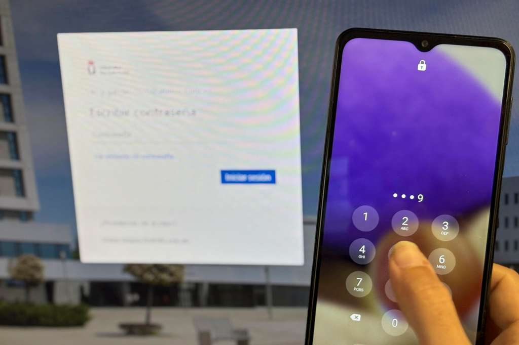 MADRID, 01/05/2025.- Las contraseñas son la llave de entrada, la primera línea de defensa de la identidad digital, por lo que es importante que sean seguras y robustas, pero los usuarios siguen usando nombres y fechas demasiado fáciles de deducir o las secuencias más obvias del teclado. Suspenso generalizado hoy, cuando se celebra el Día Mundial de la Contraseña. EFE/Juan Carlos Gomi