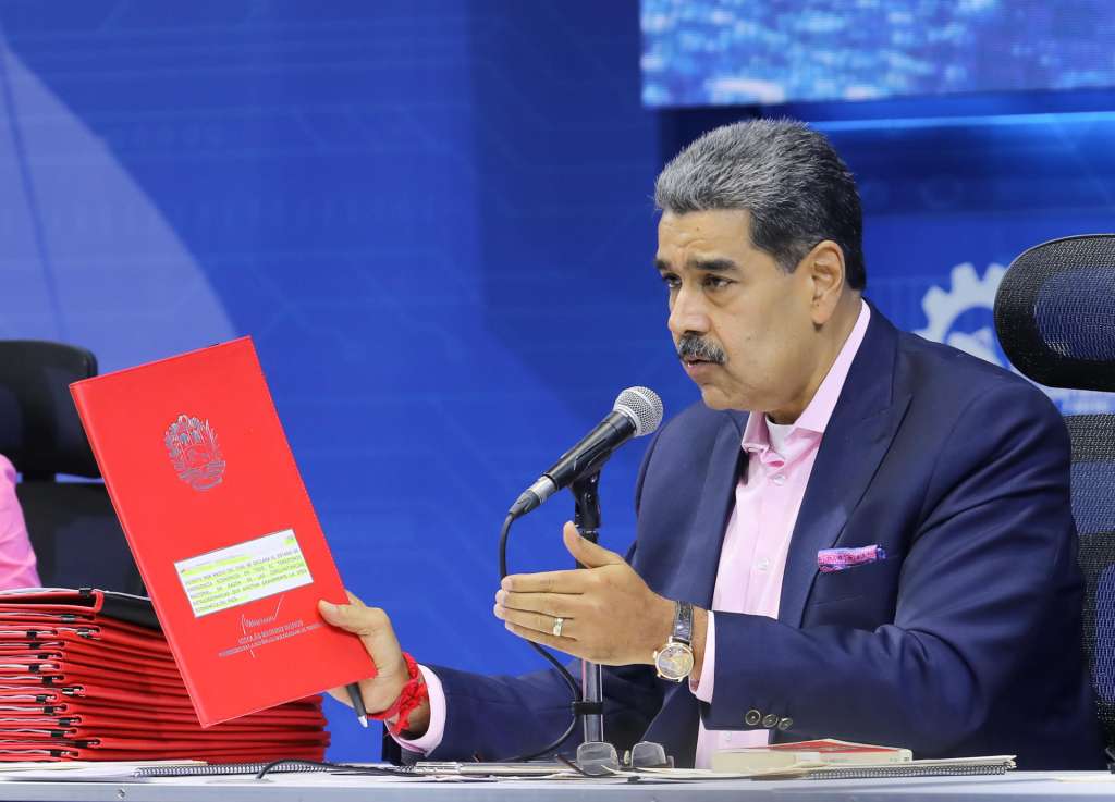 AME7167. CARACAS (VENEZUELA), 08/04/2025.- Fotografía cedida por Prensa del Palacio de Miraflores del líder chavista, Nicolás Maduro, en un acto de gobierno este martes, en Caracas (Venezuela). Maduro, quien juró para un tercer mandato tras su cuestionada reelección en 2024, firmó un decreto de emergencia económica por dos meses, en respuesta -aseguró- a la "guerra comercial inédita" ocasionada por la política arancelaria de EE.UU. y que le otorga la potestad de "dictar todas medidas que considere necesarias para garantizar el desarrollo y crecimiento" de Venezuela. EFE/ Prensa Del Palacio De Miraflores / SOLO USO EDITORIAL/ NO VENTAS /SOLO DISPONIBLE PARA ILUSTRAR LA NOTICIA QUE ACOMPAÑA (CRÉDITO OBLIGATORIO)