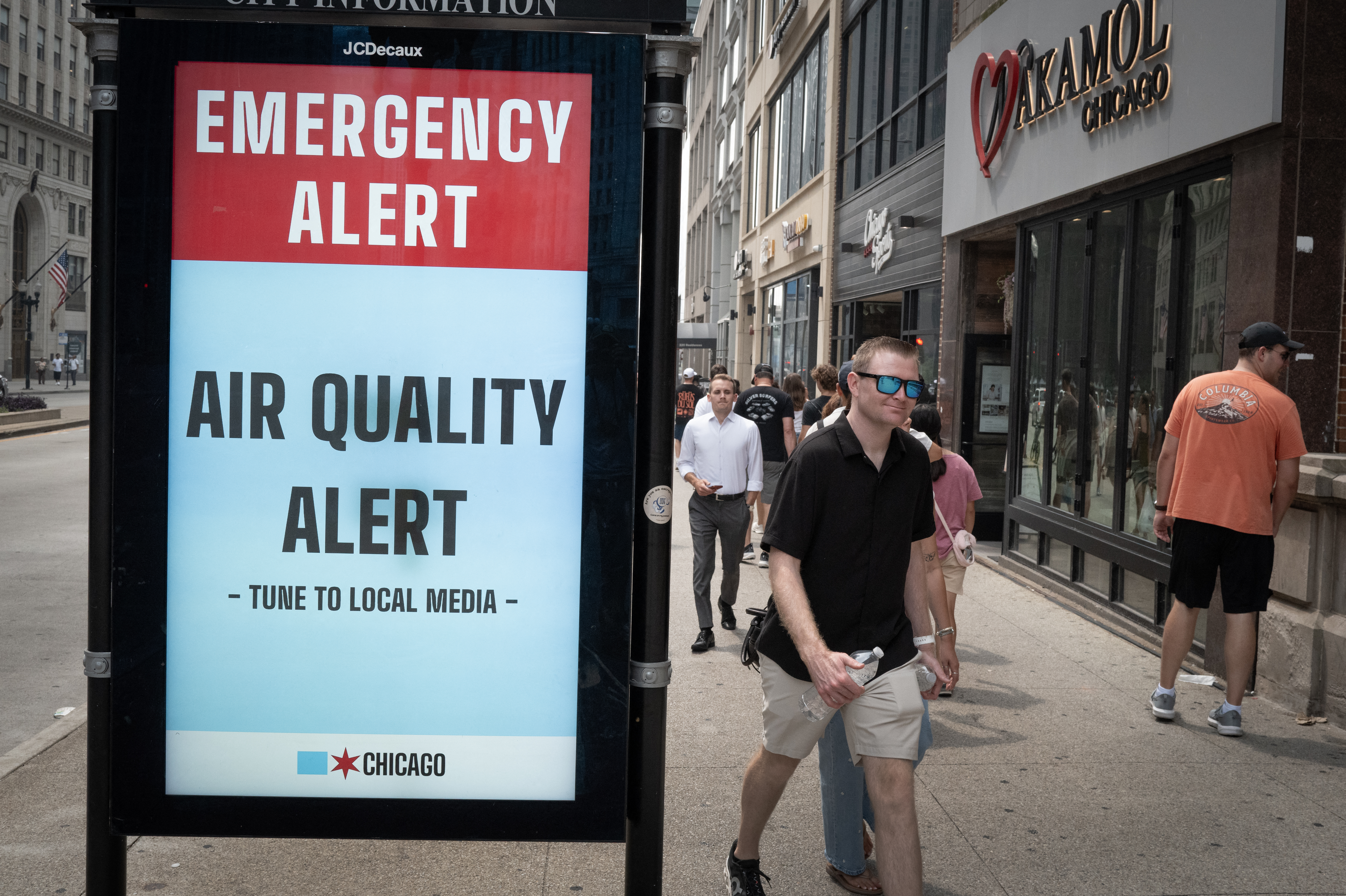 CHICAGO, ILLINOIS - JULY 17: A sign downtown warns people of hazardous air quality as smoke from Canadian wildfires blankets the city on July 17, 2026 in Chicago, Illinois. City officials have encouraged people to remain inside as the smoke, combined with heat, has created a second day of hazardous conditions. Scott Olson/Getty Images/AFP (Photo by SCOTT OLSON / GETTY IMAGES NORTH AMERICA / Getty Images via AFP)