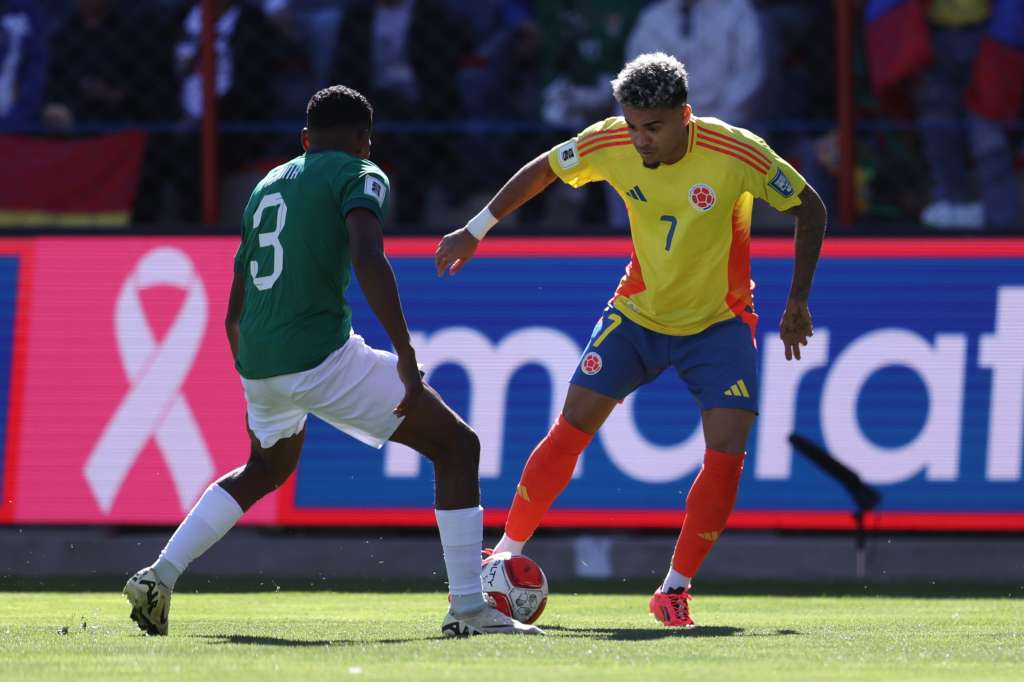 AMDEP8698. EL ALTO (BOLIVIA), 10/10/2024.- Diego Medina (i) de Bolivia disputa el balón con Luis Díaz de Colombia este jueves, en un partido de las eliminatorias sudamericanas para el Mundial de 2026 entre Bolivia y Colombia en el estadio Municipal en El Alto (Bolivia). EFE/ Luis Gandarillas