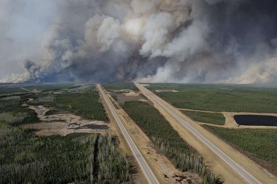 "Las condiciones en el frente siguen siendo extremas por la escasa humedad, las elevadas temperaturas y los vientos", indicó la célula de crisis del gobierno de la provincia de Alberta. / AFP