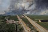 Incendio que comenzó el domingo en Fort McMurray, Canadá, sigue fuera de control