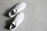 El sencillo truco que usan en las tiendas para mantener impecables las zapatillas