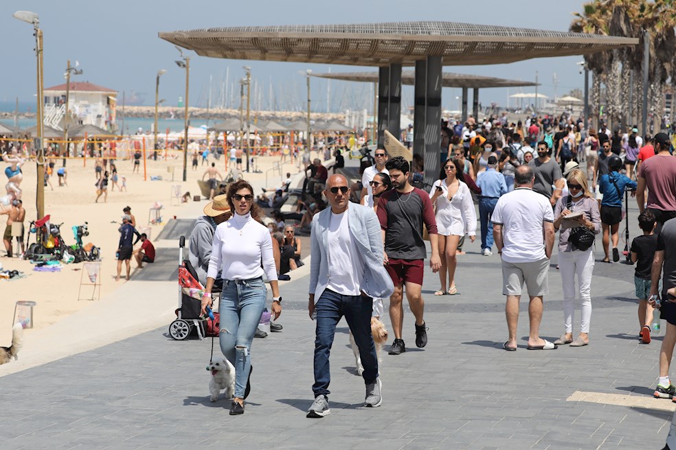 Israel, con gran parte de su población inmunizada, dio hoy otro paso hacia la normalidad: los ciudadanos se pudieron quitar la mascarilla al aire libre tras un año de imponerse su uso obligatorio para contener el virus, y las escuelas reanudaron clase presencial a tiempo completo sin división en grupos reducidos.