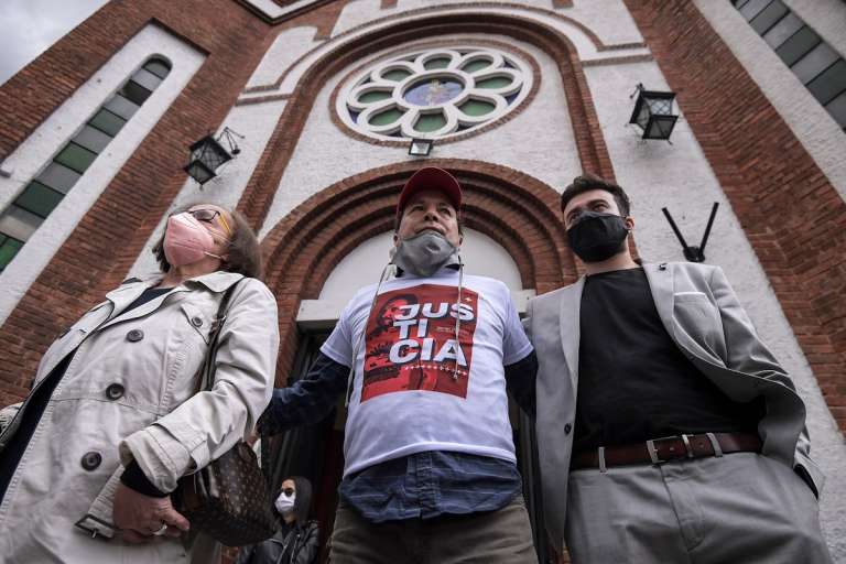 Mientras se adelantan las investigaciones, la familia de Javier Ordóñez, en medio de su dolorosa despedida piden dos cosas: que la memoria de Javier no sea una excusa para más violencia y que se haga justicia por lo que sucedió.