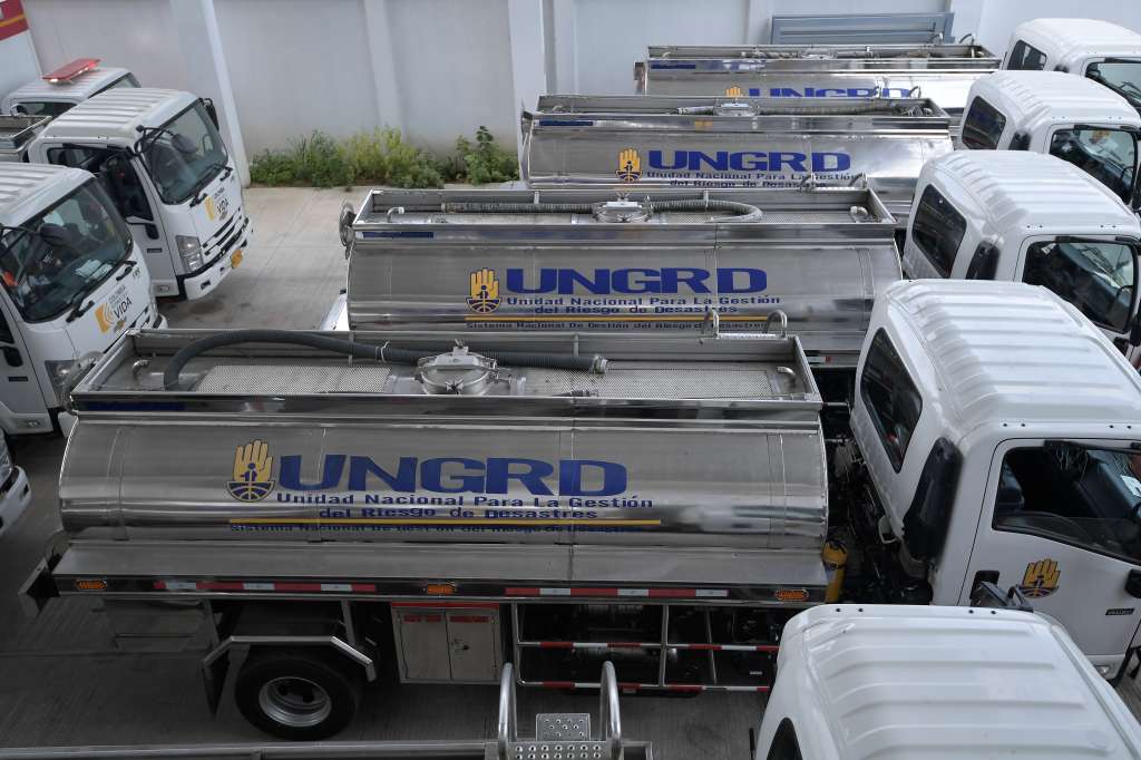 El director de la UNGRD en compañía de otras entidades hacen la entrega de 16 carrotanques para La Guajira distribuidos así: 2 para Riohacha, 2 para Uribia, 2 para Maicao 2 para Manaure, mientras que el Ejército Nacional y la Defensa Civil recibieron 4 cada entidad.
