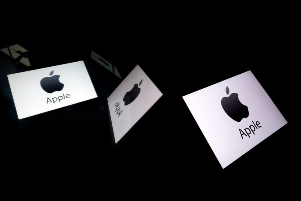 La tarjeta podrá ser usada en cualquier establecimiento que acepte el sistema de pagos de la empresa, Apple Pay, y compensará todas las compras con un "premio" del 2 %. / Lionel Bonaventure / AFP