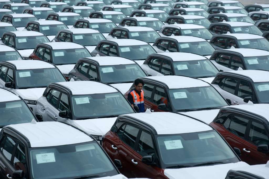 FOTODELDÍA YAKARTA (Indonesia), 16/09/2025.- Un trabajador revisa automóviles nuevos en la terminal de la Corporación Portuaria de Indonesia en Yakarta, este martes. Según la Asociación de Industrias Automotrices de Indonesia las ventas de automóviles en Indonesia cayeron un 19% interanual.-EFE/ Adi Weda
