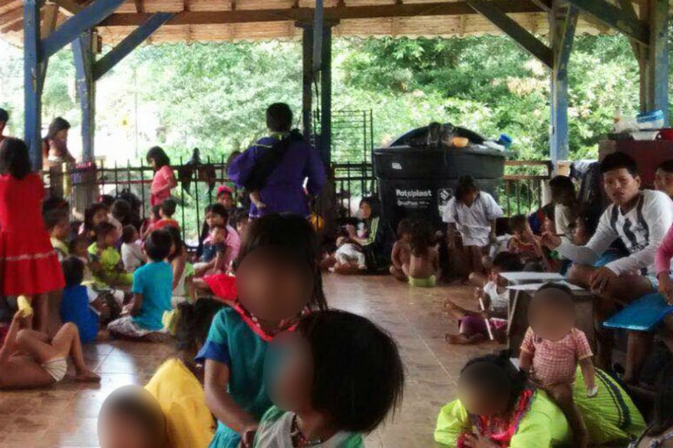 Los indígenas del resguardo Gitó Dokabú en un albergue provisional. / Foto: Cortesía Defensoría