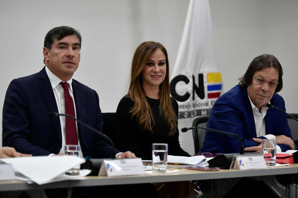 Los magistrados Álvaro Hernán Prada; Maritza Martínez y César Augusto Lorduy, en la audiencia pública de revocatoria de inscripciones de candidatos a las elecciones regionales 2023 (izq-der).