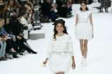 Penélope Cruz rinde homenaje a Lagerfeld desfilando para Chanel en París