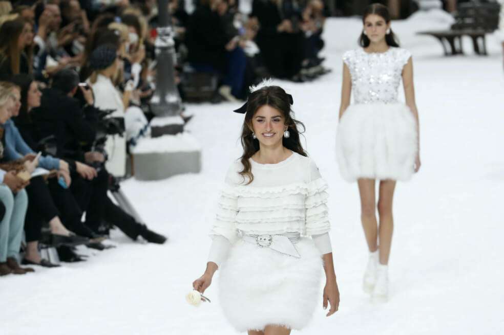 Penélope Cruz rinde homenaje a Lagerfeld desfilando para Chanel en París