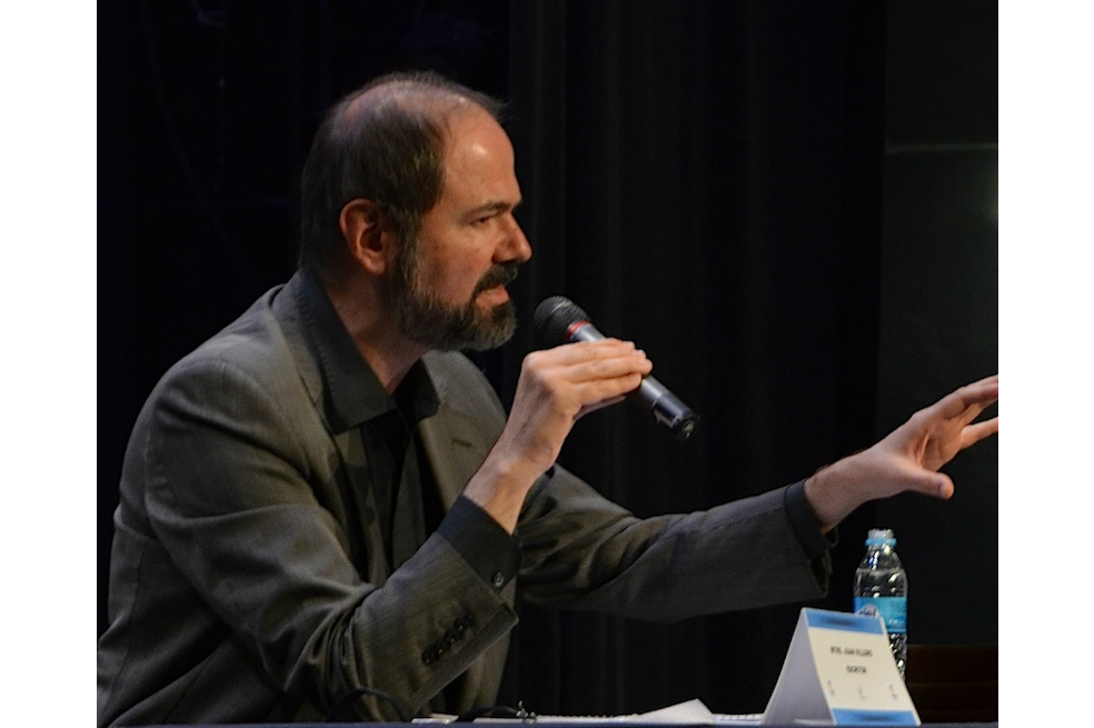 Juan Villoro en conferencia de prensa. El protagonista de “La tierra de la gran promesa” es Diego González, un documentalista que habla dormido. Está casado con una sonidista que trata de descifrar lo que dice en sueños. Viaja a Barcelona, pero el pasado lo alcanza como una pesadilla, porque lo culpan de haber hecho un documental para entregar a un narco. / Archivo