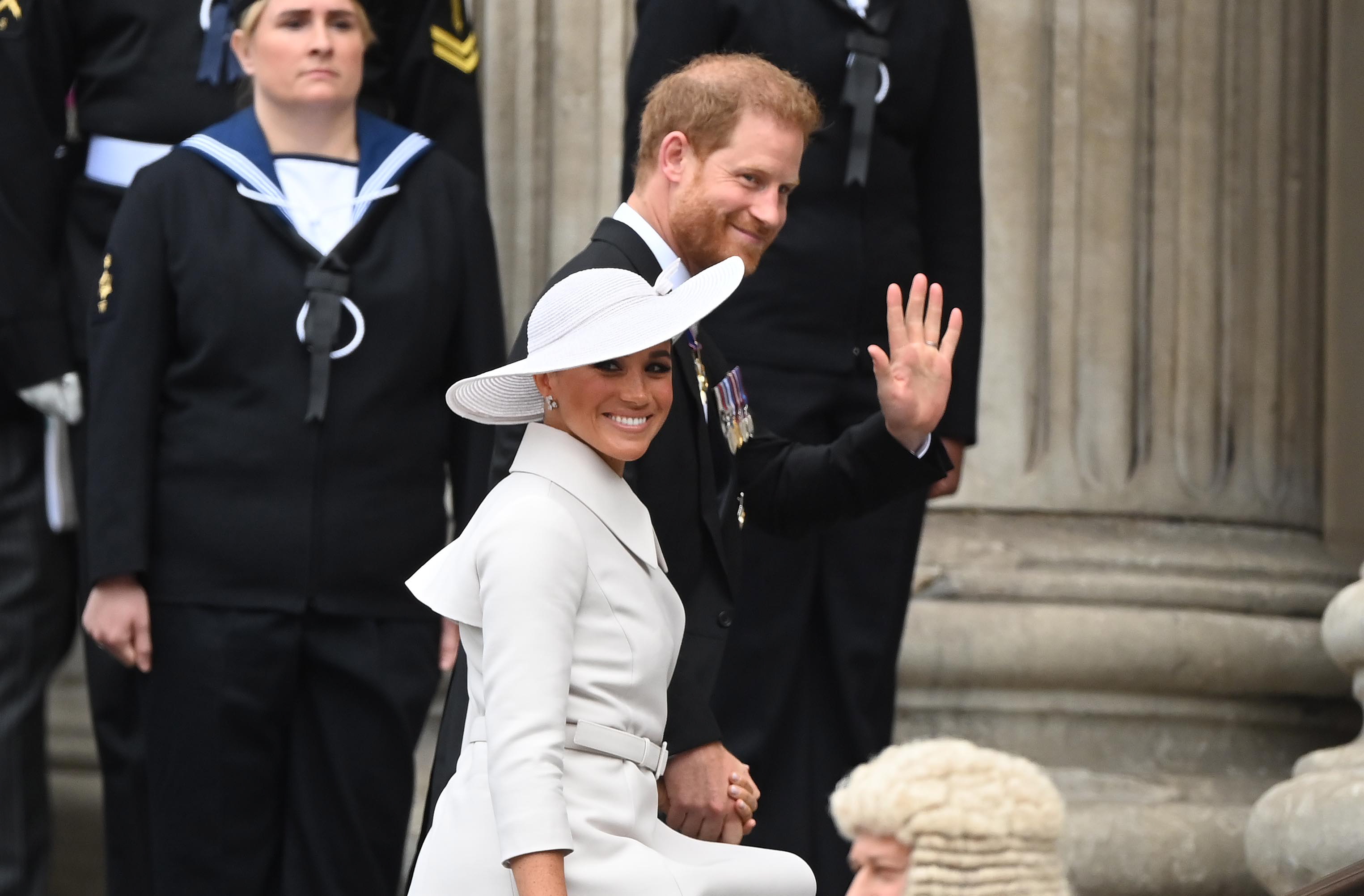 London (United Kingdom), 03/06/2022.- Meghan Markle (C), the Duchess of Sussex, and Prince Harry, The Duke of Sussex (C-R) arrive for the National Service of Thanksgiving as part of the celebrations of the Platinum Jubilee of Queen Elizabeth II, at St Paul's Cathedral in London, Britain, 03 June 2022. Queen Elizabeth II will not be attending the service after experiencing 'discomfort'. The service celebrates the Queen's Platinum Jubilee, marking the 70th anniversary of her accession to the throne on 06 February 1952. (Duque Duquesa Cambridge, Reino Unido, Londres) EFE/EPA/NEIL HALL