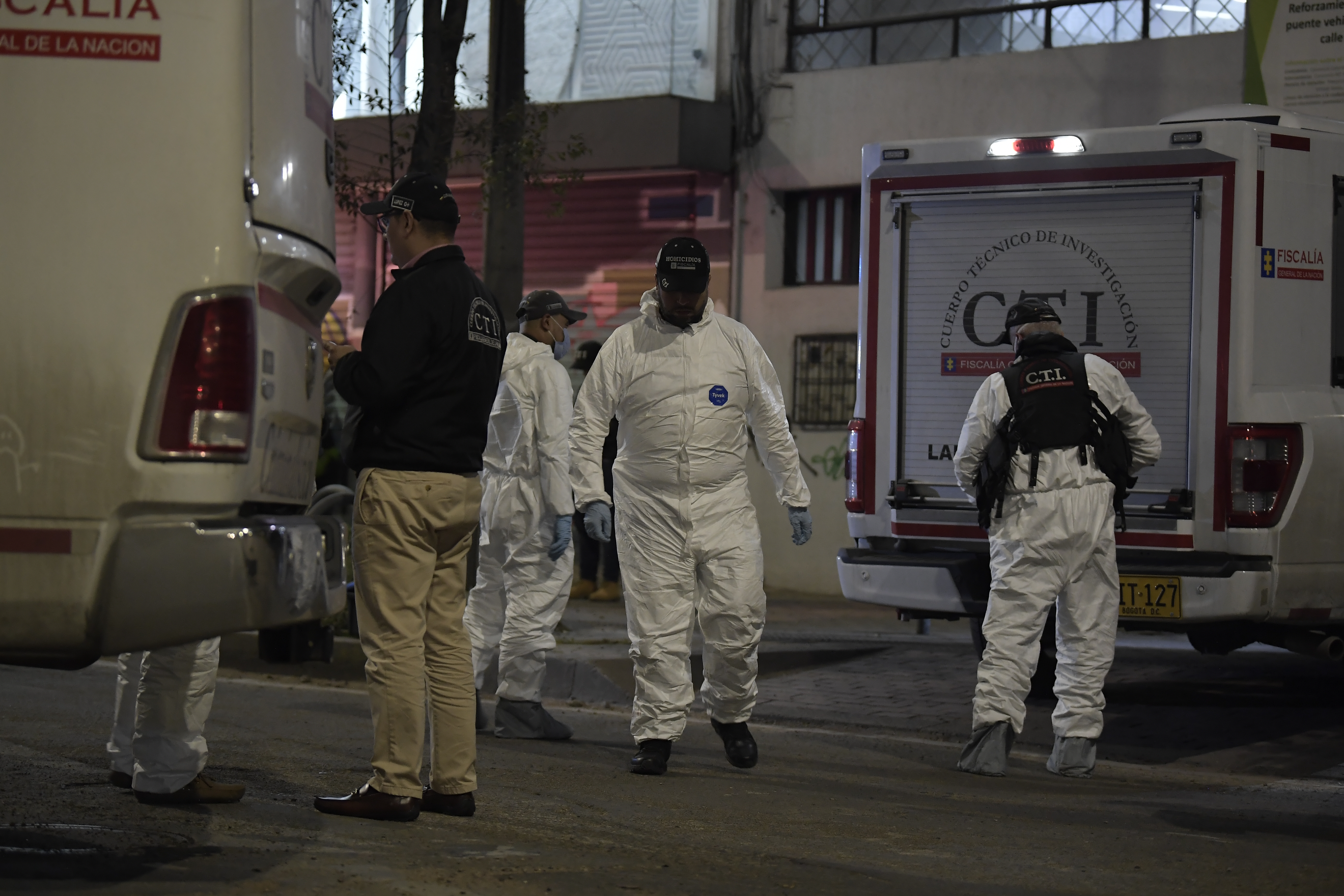 Agentes del CTI, realizan el levantamiento del cuerpo del director de la cárcel La Modelo, quién se movilizaba en un carro particular