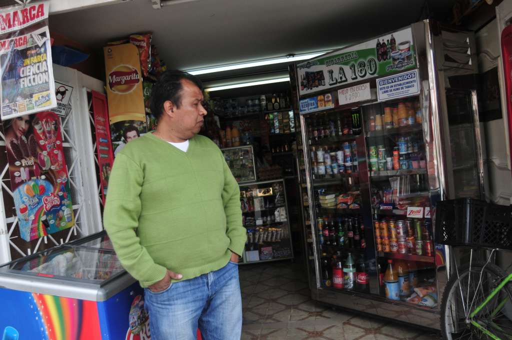 Gustavo Rios y Esperanza Rios, tenderos en el barrio Gilmar, localidad de Suba en Bogotá.