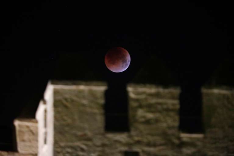 El eclipse solo fue visible en algunas ciudades de Europa. Acá vista de la Luna sobre las almenas de la torre de la Calahorra, en la ciudad de Córdoba, en España.