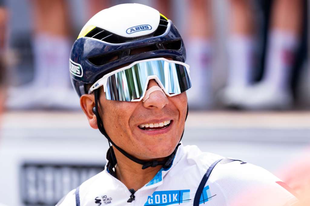 GRAFCAT5841. BANYOLES (GIRONA), 25/03/2025.- El ciclista colombiano Nairo Quintana, del equipo Movistar, poco antes de la salida de la segunda jornada de la Volta Ciclista a Catalunya, una etapa de 177,3 kilómetros con salida en Banyoles y llegada a Figueres (Girona). EFE/Siu Wu