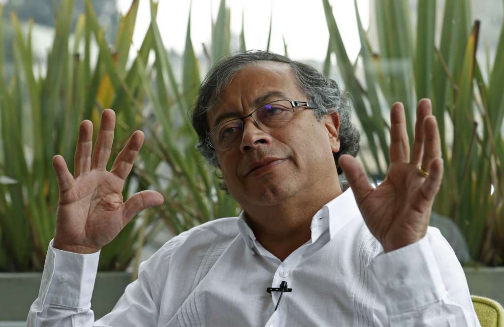 BOG300. BOGOTÁ (COLOMBIA), 07/05/2022.- El candidato presidencial colombiano, Gustavo Petro, habla en entrevista con Efe, el 6 d mayo de 2022, en Bogotá (Colombia). Gustavo Petro está más cerca que nunca de ser presidente de Colombia y lleva más de una década intentándolo. Su proyecto político promete "el cambio" para un país que nunca ha tenido un Gobierno de izquierdas y asegura que el de su mayor rival, Federico "Fico" Gutiérrez, "está basado en una alianza entre la política y el crimen". EFE/ Mauricio Dueñas Castañeda