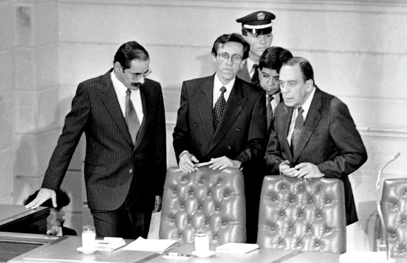 Horacio Serpa (izquierda), Antonio Navarro Wolf (centro) y Álvaro Gómez (derecha) fueron los tres presidentes de la asamblea constituyente. Fueron conocidos como "la santísima trinidad".