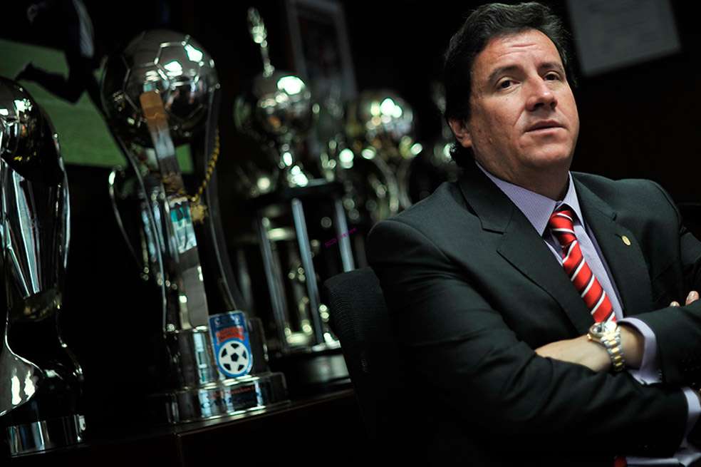 César Pastrana considera que Santa Fe tiene con qué seguir ganando títulos, como los de Liga y Superliga, cuyos trofeos exhibe orgulloso en su oficina. / Óscar Pérez