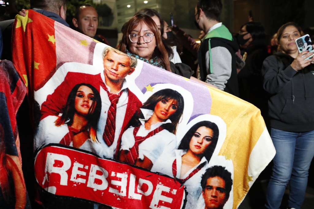 MEX4492. CIUDAD DE MÉXICO (MÉXICO), 19/01/2023.- Fanáticos de la banda mexicana RBD se reúnen para observar el anuncio de las fechas de presentación del grupo musical, hoy, en Ciudad de México (México). RBD, la reconocida mundialmente banda nacida de la telenovela mexicana "Rebelde", anunció este jueves ante decenas de miles de fans congregados en estadios de varias partes del mundo que emprenderá la gira "Soy Rebelde Tour". EFE/Mario Guzmán