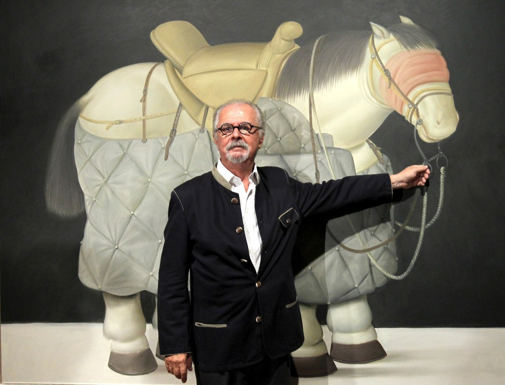 BILBAO, 15/09/2023.- Fotografía de archivo tomada el 8 de octubre de 2012 que muestra al pintor y escultor colombiano Fernando Botero junto a su obra "Caballo de picador, 1992" en el Museo de Bellas Artes de Bilbao. Botero, el artista colombiano más célebre conocido por sus esculturas de voluptuosas figuras, falleció este viernes a los 91 años de edad, informaron medios locales y autoridades. EFE/Alfredo Aldai