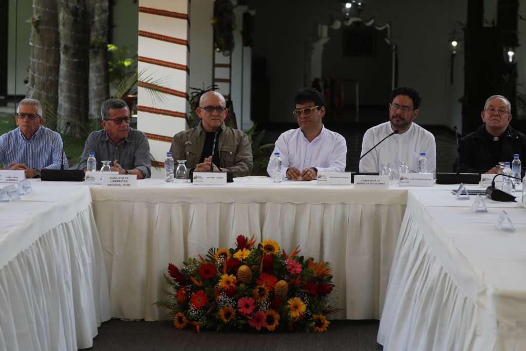 AME2111. CARACAS (VENEZUELA), 04/10/2022.- Desde la izquierda, los voceros del ELN Aureliano Carbonell, Pablo Beltrán, y Antonio García, los voceros del gobierno colombiano Iván Danilo Rueda e Iván Cepeda Castro, y el sacerdote Héctor Fabio Henao participan en una reunión con voceros del gobierno colombiano hoy, en Caracas (Venezuela). La guerrilla del Ejército de Liberación Nacional (ELN) y el Gobierno de Colombia retomarán las negociaciones de paz el próximo noviembre, según un acuerdo firmado este martes por las partes en Venezuela, país que actuará como garante en los diálogos, junto a Cuba y Noruega. EFE/ Miguel Gutiérrez
