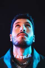 Sebastián Yatra es el nuevo hombre de moda en París