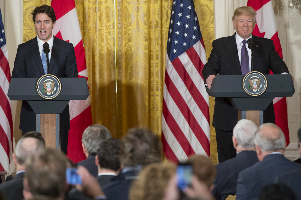 El primer ministro canadiense Justin Trudeau (izquierda) y el presidente estadounidense Donald Trump. / AFP