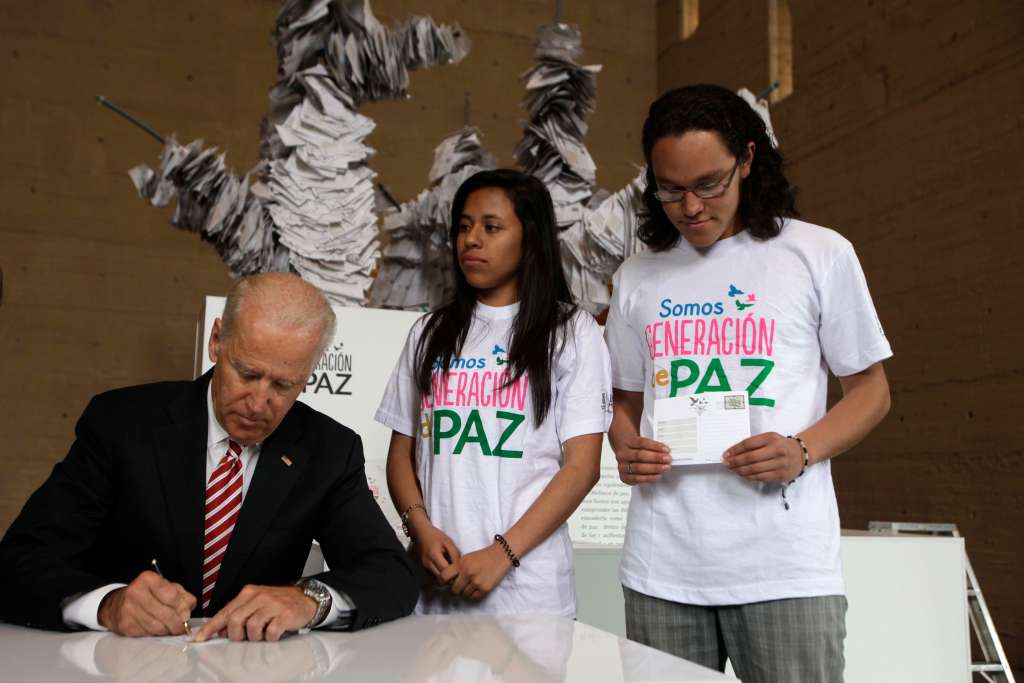 Joe Biden en su visita al Centro de Memoria, Paz y Reconciliación en junio de 2014.
