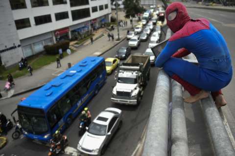 "Spiderman" dejó Nueva York y ahora pasea por los cielos de Bogotá